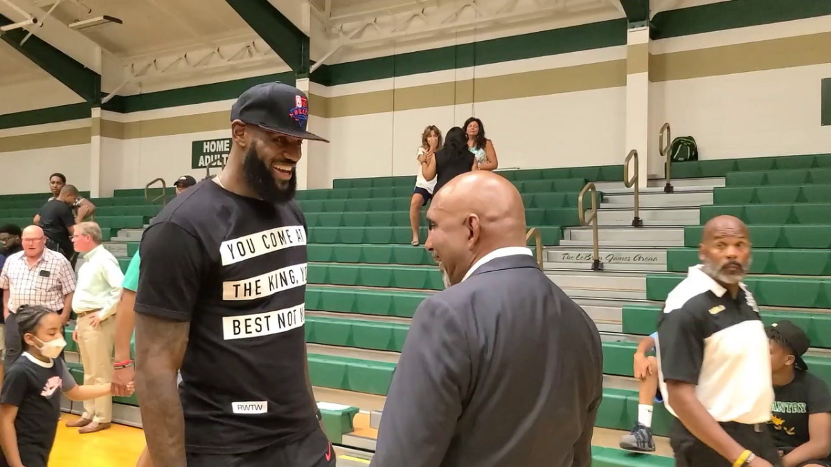 LeBron James returns home to honor Dru Joyce